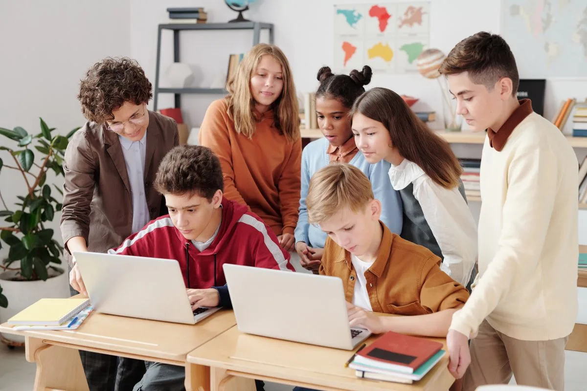 Schüler arbeiten gemeinsam an Laptops